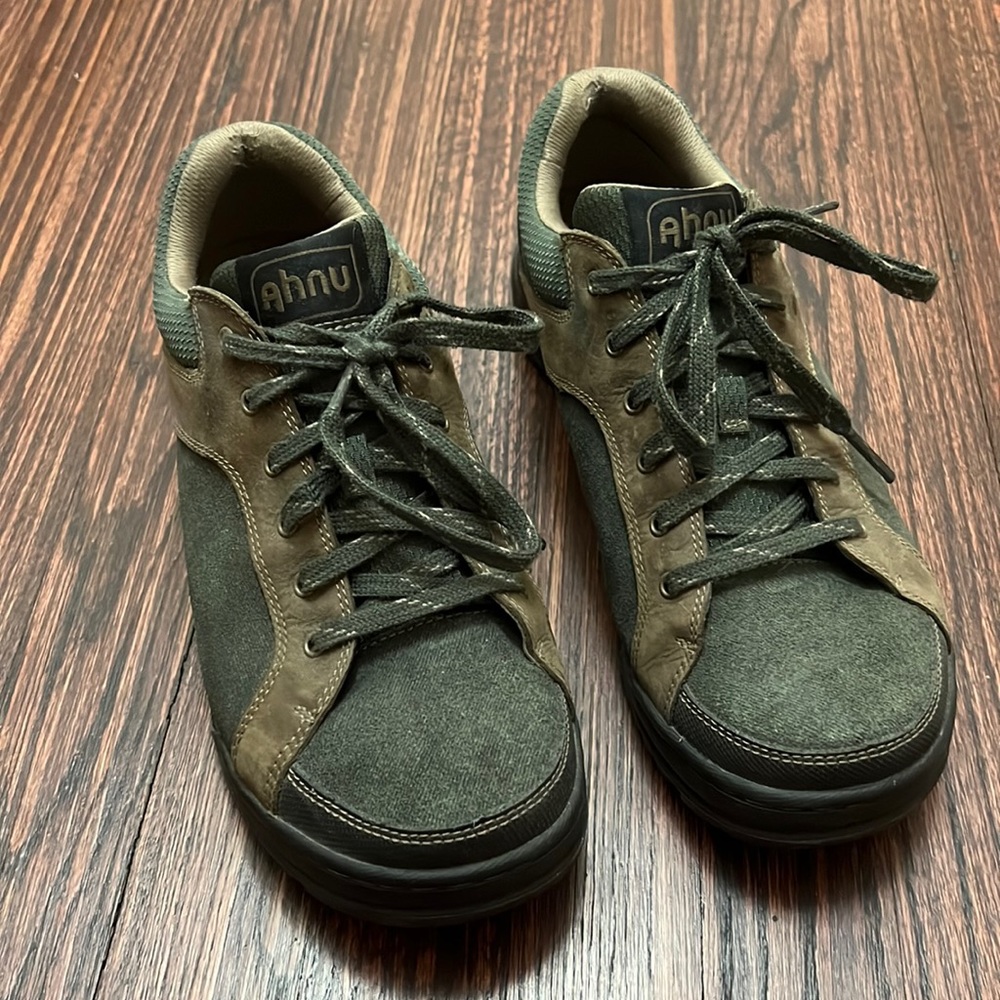 Anhu sneakers size 9
